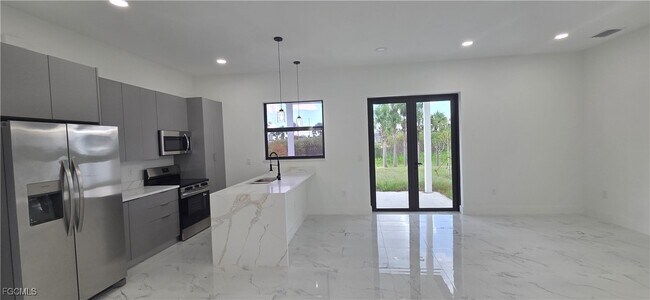 Building Photo - 2013 NE 15th Pl