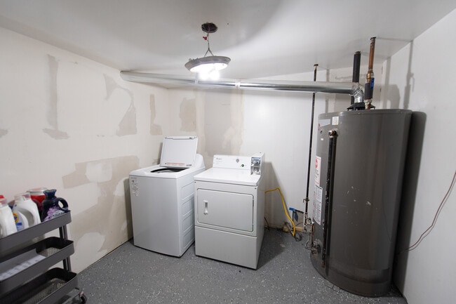 Building Photo - 1028 W Oakdale Ave