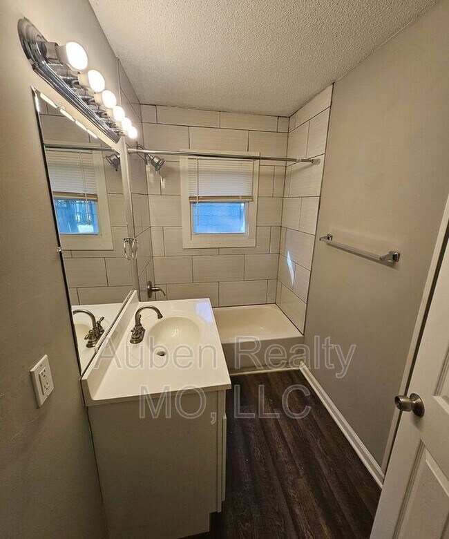 Building Photo - 1158 E 75th Terrace