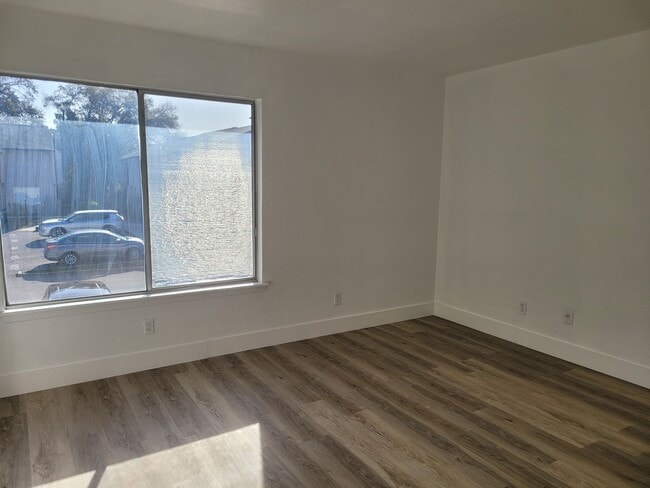 Building Photo - FOR RENT!! CUTE AND COZY 1 BEDROOM 1 BATHROOM WATER VIEW CONDO (MOVE IN SPECIAL)..