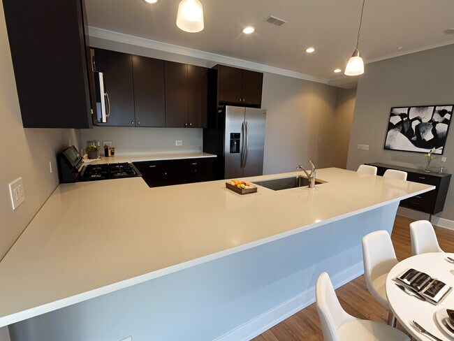 Building Photo - 4812 W Montrose Ave