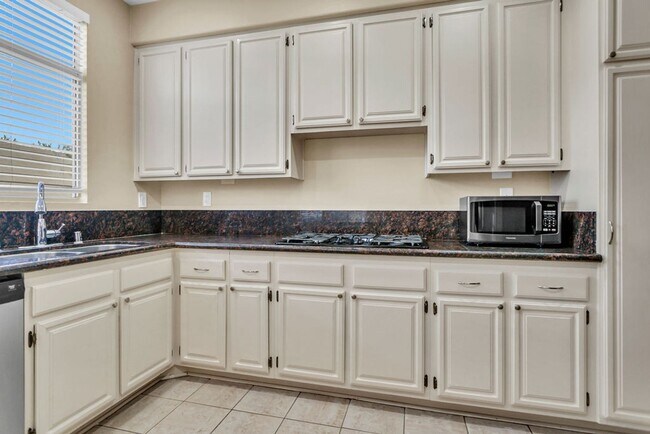 Building Photo - Beautiful 3 Bedroom/2.5 bath  detached hom...