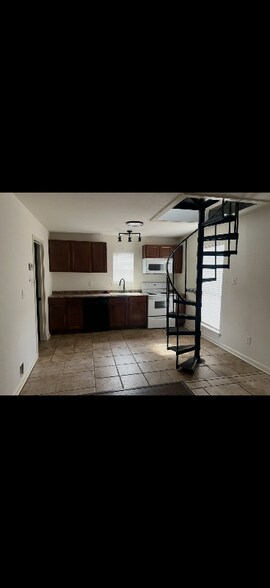 Building Photo - 664 Confederate Ridge Dr