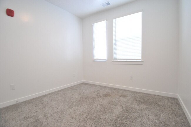 Building Photo - Modern 2 Bedroom Townhome with Amenities Included