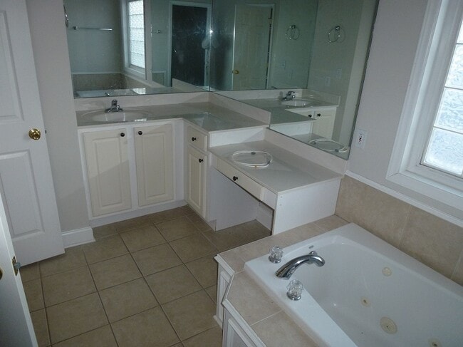Building Photo - 3 Bedroom/2 Bath Home Jonesborough, TN