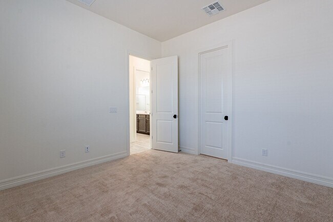 Building Photo - 5 BEDROOM 4 BATH SINGLE FAMILY HOME