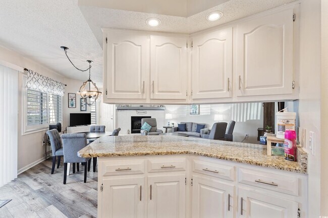 Building Photo - 4242 Pinehurst Cir