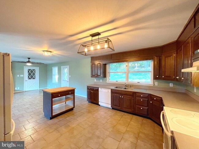 Building Photo - 10960 Earnshaw Ln