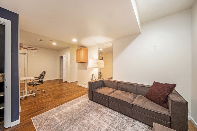 Building Photo - 403 Pembroke-