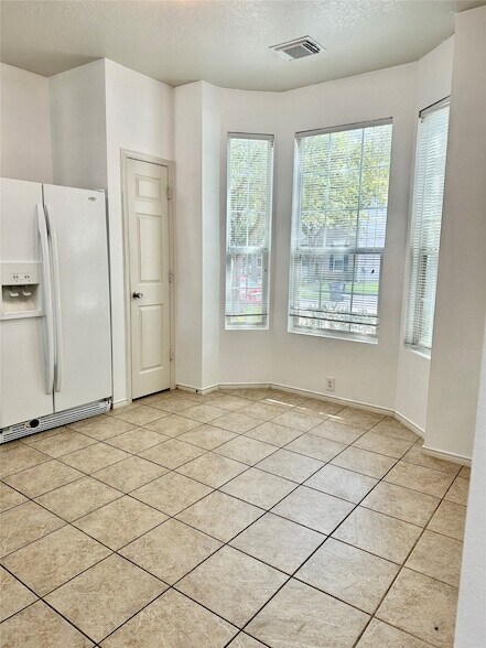 Building Photo - 29740 Sullivan Oaks Dr