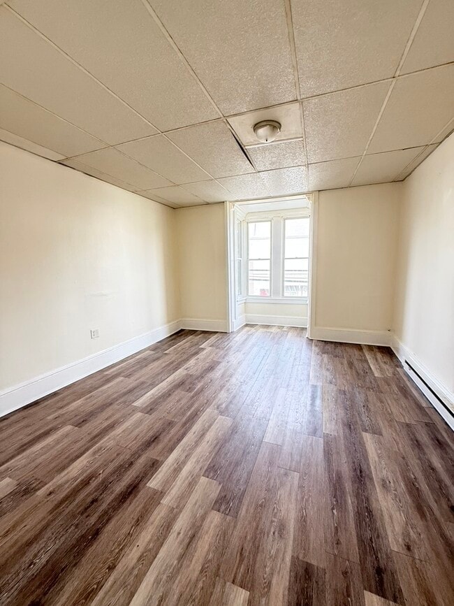 Building Photo - 150 E Market St