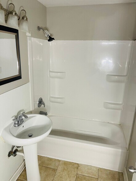 Building Photo - 1902 N Green Ln N