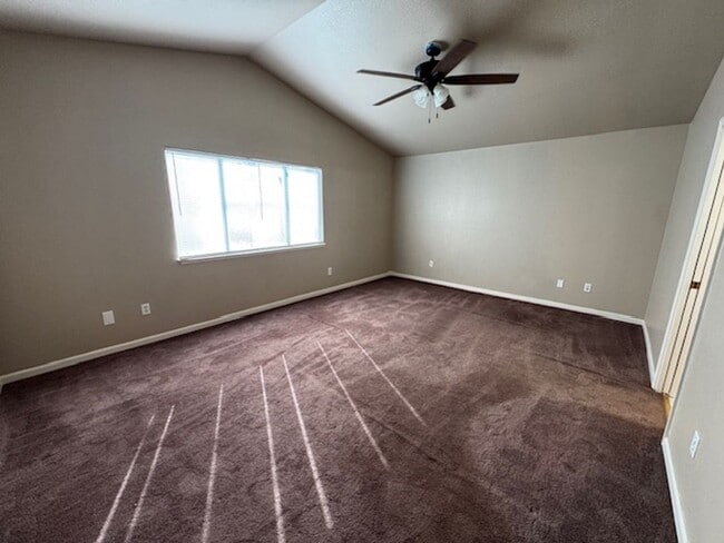 Building Photo - 3 Bedroom Townhouse Available Soon!