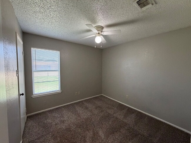 Building Photo - House Located On Cul-De-Sac & Minutes From Several Take Out Spots & W. Loop 289!