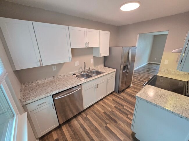 Building Photo - 3 BEDROOM END UNIT TOWNHOUSE FOR RENT IN V...