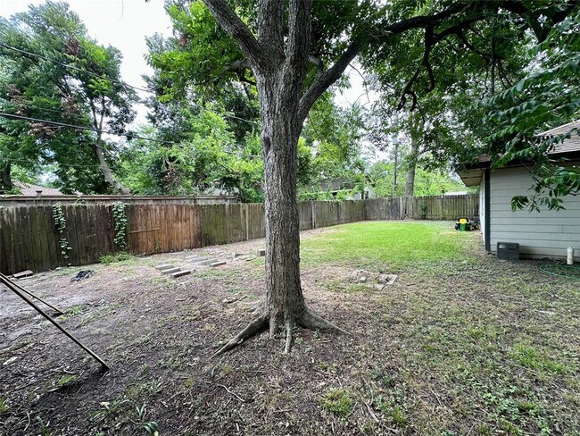 Building Photo - 530 Edgebrook Dr