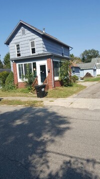 Building Photo - 3 bedrooms house with detached garage