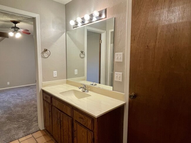 Building Photo - Large 2 Bed 2 Bath Duplex In NW OKC