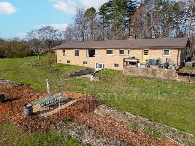 Building Photo - 411 Old County Home Rd W