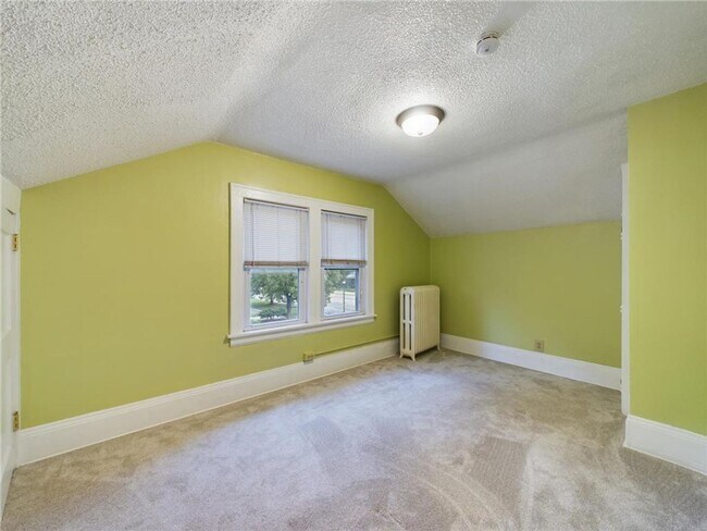 Building Photo - 6 Bedroom House Available Near Concordia University!