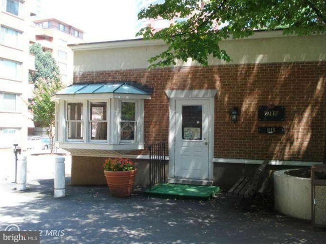 Building Photo - 1021 Arlington Blvd