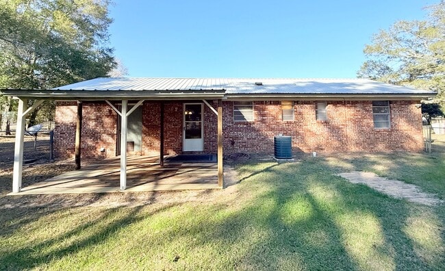 Building Photo - Spacious 3-Bedroom Home