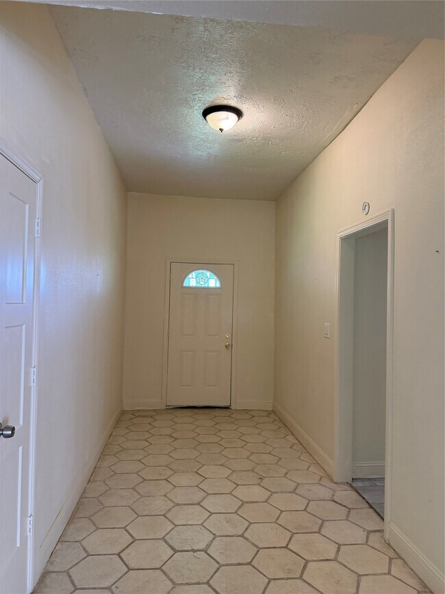 Building Photo - 535 Brandon Rd