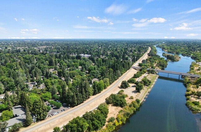 Building Photo - BEAUTIFUL 2 STORY CONDO IN THE CAMPUS COMM...