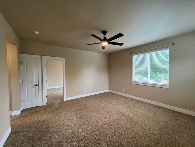 Building Photo - Large 5 Bedroom Home in Tumwater