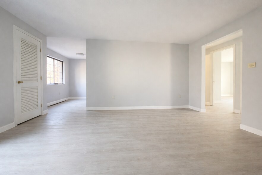 Building Photo - 2100 Skyline Dr