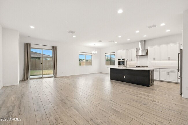 Building Photo - 8804 W Vista Ave