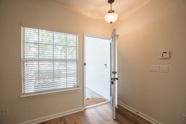 Building Photo - Adorable updated 1st floor condo