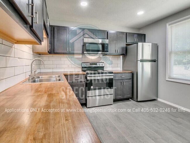 Building Photo - Adorable Custom 2 Bed Bungalow House Available to Prelease for August 2026!