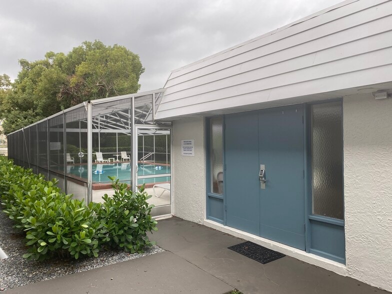 Pool and clubhouse. - 320 Lakeview St