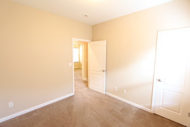 Building Photo - 222 Oxmoor Pl