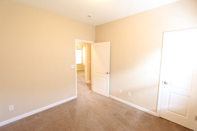 Building Photo - Homewood Area - Oxmoor Glen - Minutes to D...