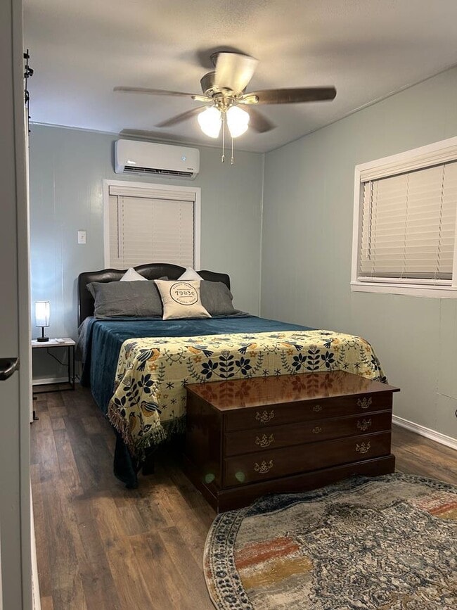 Building Photo - 205 S 11th St