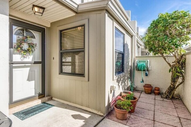 Building Photo - Beautiful Townhome Walking Distance to the...