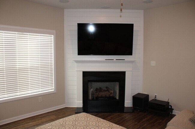 Building Photo - Flexible leasing Terms