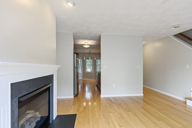 Building Photo - 555 Main St