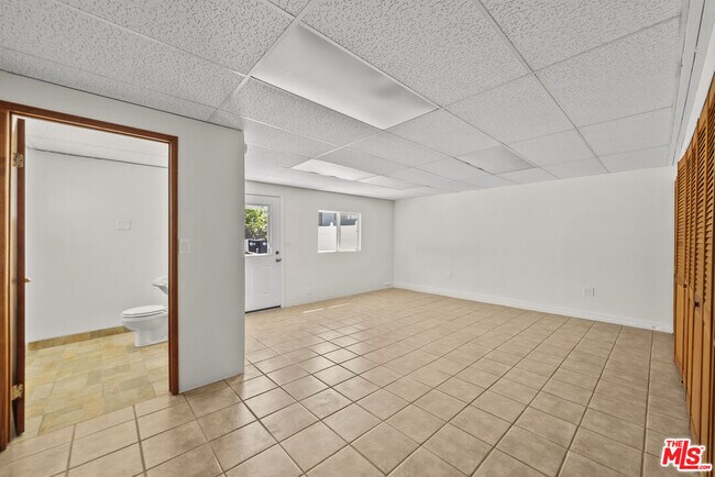 Building Photo - 100 E Kenneth Rd