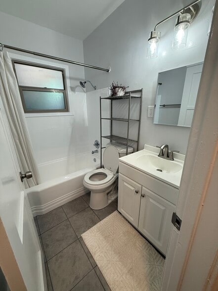 Bathroom - 114 1/2 N Pass Ave