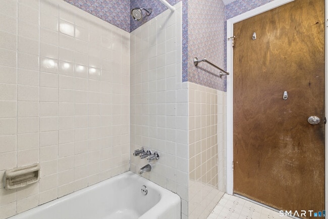 Building Photo - 10 College St