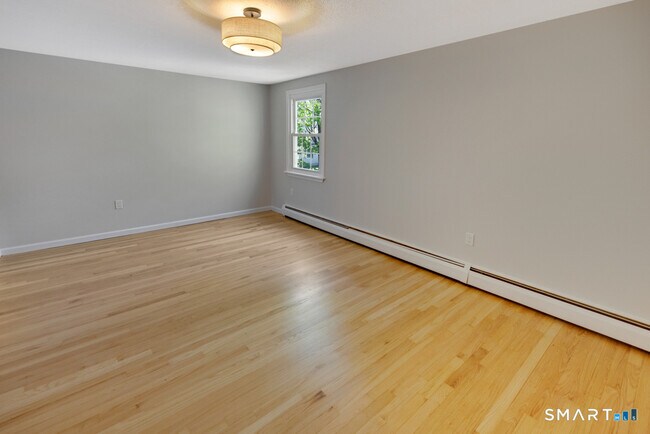 Building Photo - 10 Meadow Ln