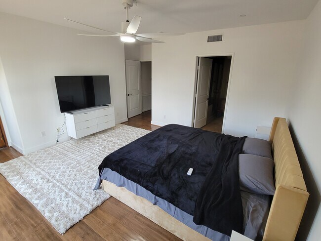 Building Photo - 1310 Armacost Ave