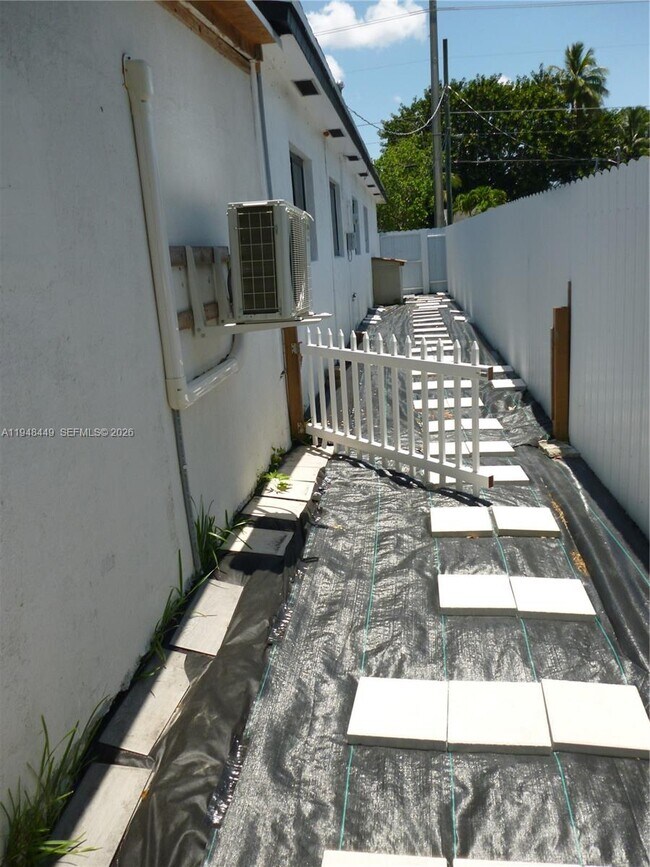 Building Photo - 4611 SW 19th St