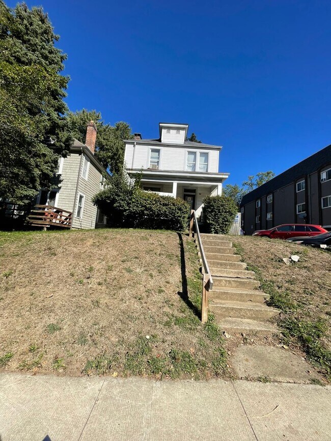 Building Photo - 3 bedroom 1 bath single family home with yard.