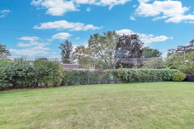 Building Photo - 933 Garden Ln