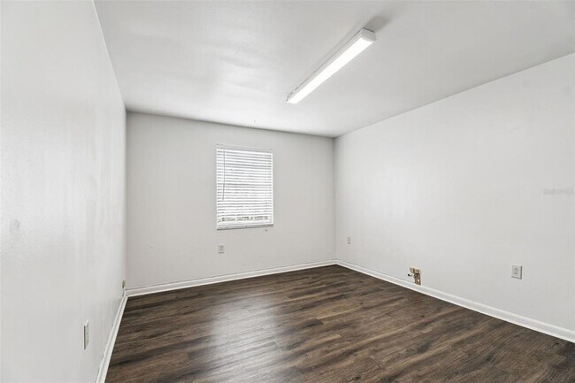 Building Photo - 855 E Brandon Blvd