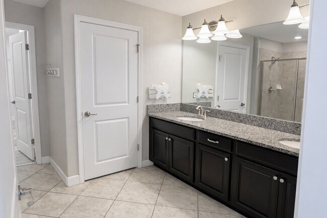 Building Photo - "Spacious 4-Bedroom Oasis with Modern Granite Touches in Land O' Lakes!"